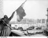 Русский солдат машет красным флагом, янв-фев 1943